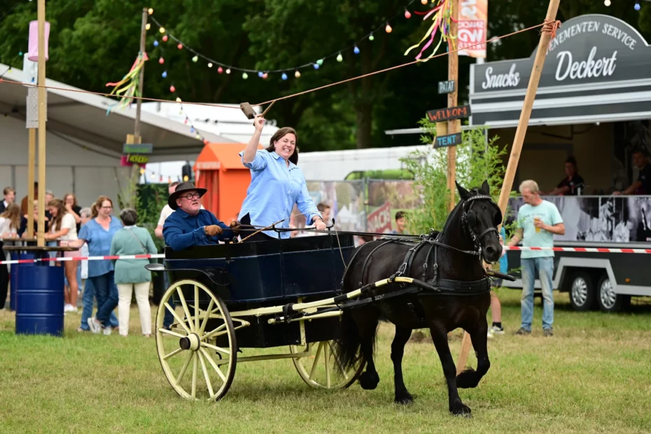 Het ringsteken vanuit een dresseerkar zoals op de foto tijdens het Oranjefeest in Vierakker/Wichmond wordt dit jaar in Vorden tijdens Koningsdag weer in ere hersteld. Foto: Achterhoekfoto.nl/Paul Harmelink
